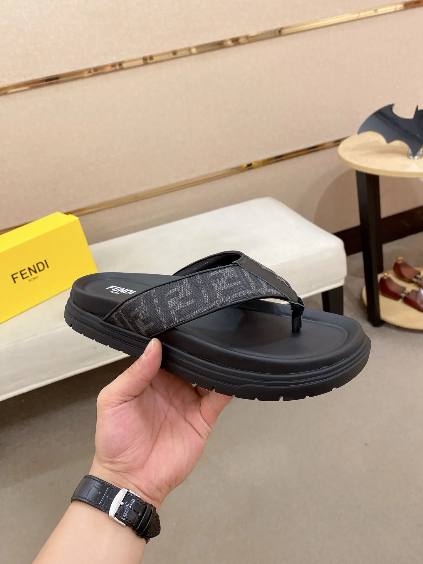 Factory price: 320💰 [Fendi Slippers] High-end brand of men's shoes, official website 1:1 latest masterpiece: original mold customization, the fabric is made of imported original materials, upgraded outsole, lighter and non-slip. The market's top quality, simple yet tasteful, a must-have for fashionistas, fashionable at your feet, full of confidence, the same style at the counter 👍The season of summer slippers is here. Code: 38-44 (45 is custom-made and cannot be returned or exchanged)